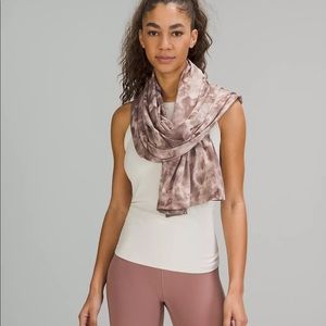 Lululemon customizable snap scarf